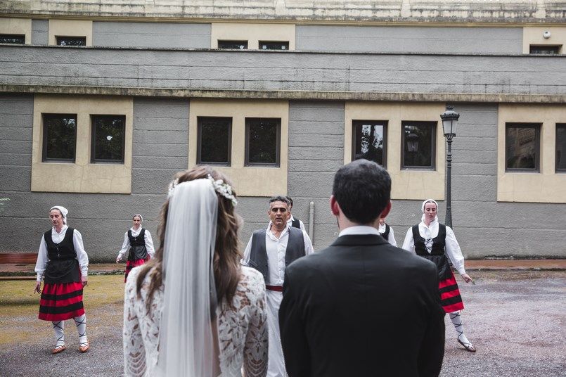 Danzas vascas Boda Iratxe y David en Bilbao Foto María Izkue Berezi Moments wedding planner