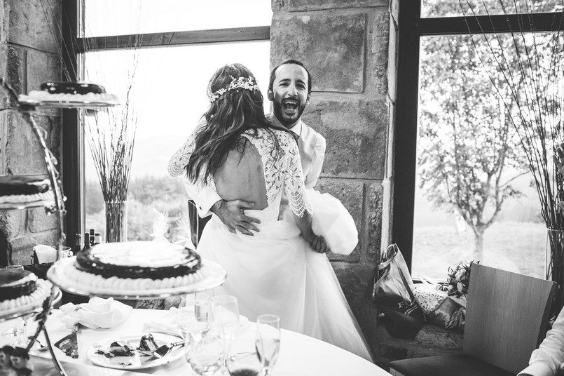 Corte de tarta Horma Ondo Boda Iratxe y David Foto María Izkue Berezi Moments wedding planner